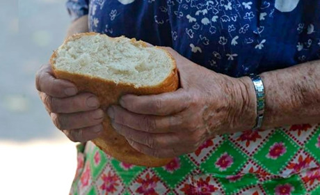 Холми: хліб поставляють щодня, роздають молоко, медикаменти є