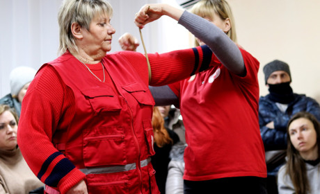 Червоний Хрест розповідає нікопольцям про алгоритм надання першої допомоги