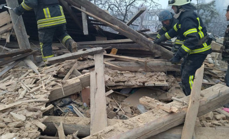 Попаснянські рятівники дістали з під завалу дітей