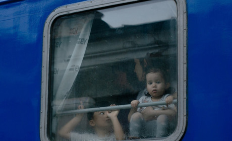 Їх дім — гаряча точка: через Сарни курсують евакуаційні потяги