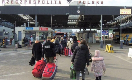 Чому евакуйовані українці – не біженці. Пояснення юриста