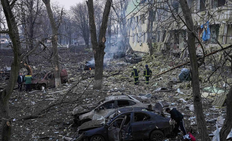 Цинічна брехня у російських ЗМІ щодо обстрілів пологового будинку у Маріуполі