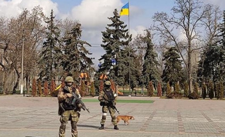 Російські окупанти у Скадовську пограбували міськраду і втекли