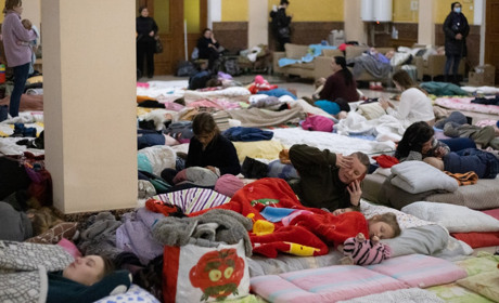 Де ці міфічні біженці, які хочуть авокадо і лосося? Львівський залізничний вокзал у 10 фотографіях