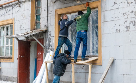 У Дніпрі комунальники приводять до ладу будинки, які були ушкоджені ранковими обстрілами