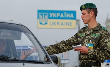 На трасі Одеса-Рені прикордонники оформляють повістки чоловікам призовного віку