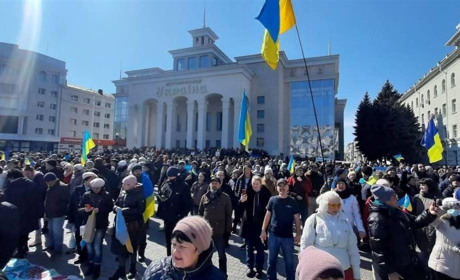 Тисячі херсонців протестують проти російської окупації. Дивіться фото та відео