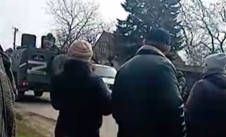 У селі під Скадовськом (Херсонщина) російські окупанти силою виводять людей з хат: люди чинять опір