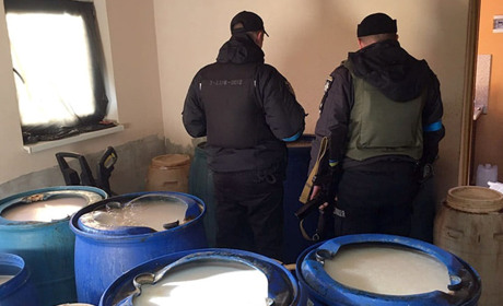 У старокостянтинівця поліцейські виявили рекордну кількість алкоголю кустарного виробництва