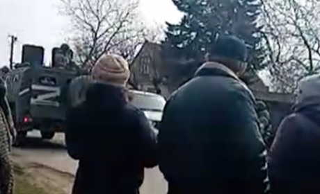 У селі під Скадовськом на Херсонщині російські окупанти силою виводять людей з хат: люди чинять опір