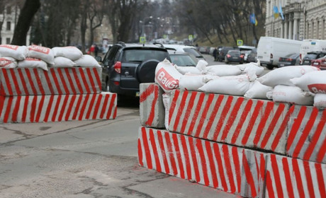 Хто має право на перепустки, щоб бути на вулиці під час комендантської години, і де їх видають