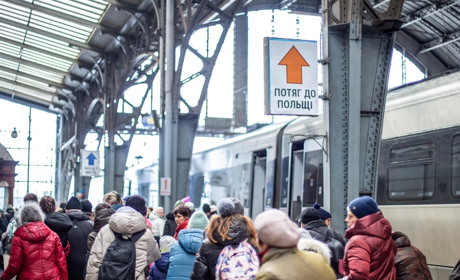 Можу винести вам чаю, але без дитини не пущу. Волонтер про роботу на львівському вокзалі