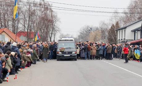 Калущина навколішки зустріла Героїв Володимира Кушлика та Ігоря Чошка, які віддали життя за Україну
