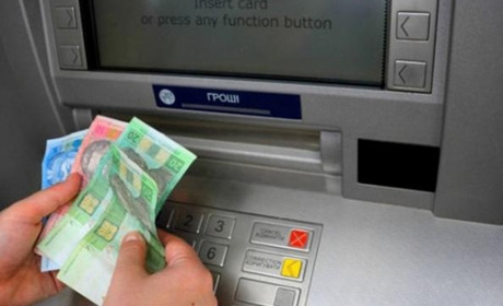 У банкоматах Лозової з'являється готівка