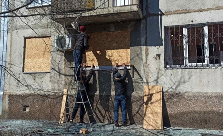 У Покровську ліквідують наслідки обстрілу