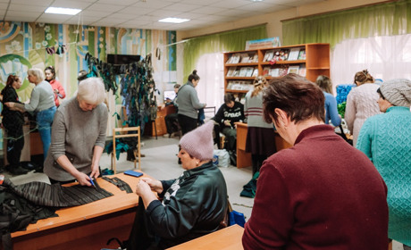 У дитячій бібліотеці Гадяча плетуть маскувальні сітки і збирають гуманітарну допомогу (ФОТО)