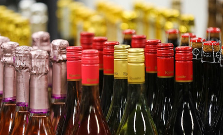 На Полтавщині поліція вилучила та знищила близько 7000 літрів алкоголю