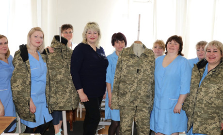 На НЗФ працівниці дільниці пошиття спецодягу та техоснастки ЦБУ, шиють віськову форму для ЗСУ