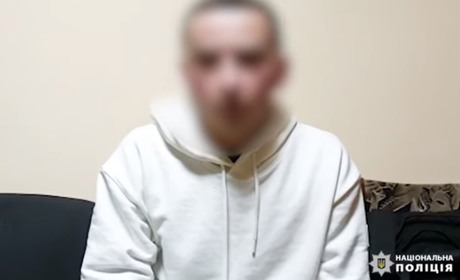 Поліцейські викрили двох чоловіків, які ошукували охочих нелегально потрапити за (відео)