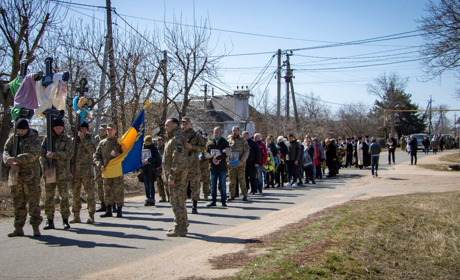 З українськими стягами та прощальним залпом у небо: Біляївка провела в останню путь своїх Героїв
