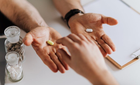 Пігулки Pfizer для ефективного лікування коронавірусу вироблятимуться в Україні