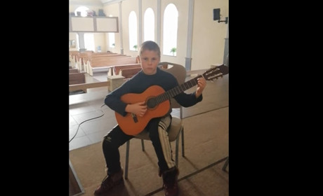 Волноваський хлопчик, якому вдалося втекти від обстрілів, записав мелодію для своєї вчительки. Відео