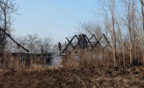 На Одещині через паліїв сухостою загорілося приватне подвір’я (ФОТО)
