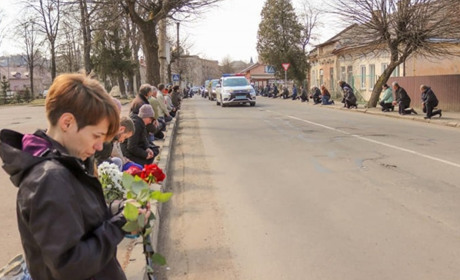 Калушани на колінах зустрічали траурну колону з тілом загиблого Героя Василя Цюпера