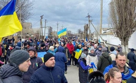 Російські військові збирають паспортні дані українців у Бердянську для проведення “референдуму”
