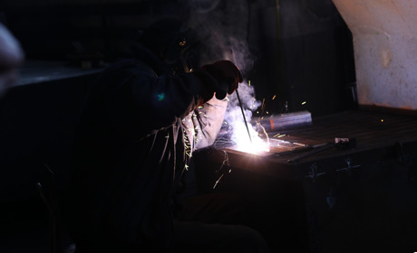 Нікопольці з власної ініціативи організували виготовлення плитоносок для бійців ТРО