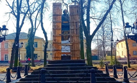 У Ніжині від російських обстрілів рятують перший у світі пам'ятник Гоголю