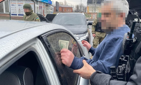 Хмельницькі військові за дві тисячі доларів переправляли чоловіків за кордон - ДБР