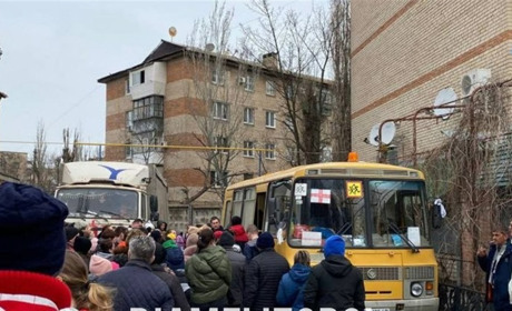 Евакуація: тисячі людей виїжджають з Мелітополя. Росіяни заважають і направляють їх в Крим