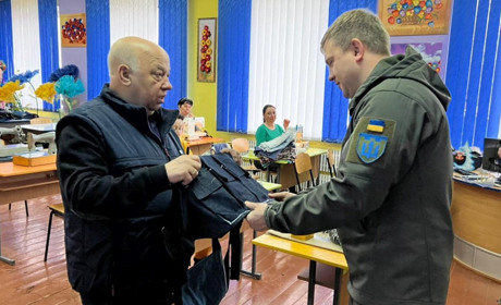 Учні Володимирецького ліцею виготовляють медичні турнікети - до 40 в тиждень.