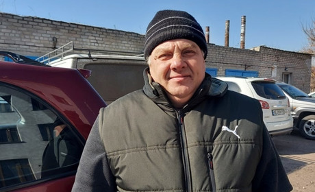 Батько передає гостинці від односельців на фронт сину-добровольцю