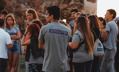 Рятують тварин, допомагають стареньким, готують їсти для бійців. Волонтерські ініціативи війни