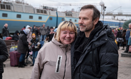 Святослав Вакарчук проводжав жителів Донеччини на евакуаційний потяг у Краматорську