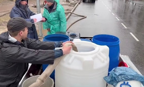 Волонтери-водовози. Хто ці відважні люди, які допомагають доставляти воду чернігівцям