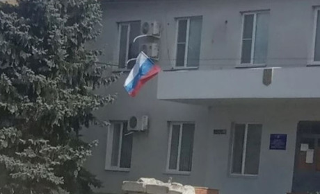 Терор мелітопольської громади: українські прапори зривають, а в чоловіків шукають сліди від зброї