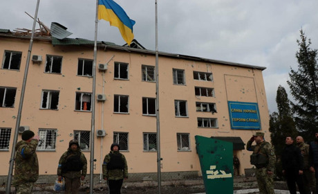 Українські прапори над Управлінням прикордонного загону в Чернігові та загонів на кордоні