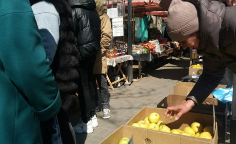 Стихійні ринки у Мелітополі стали єдиним місцем, де можна купити продукти