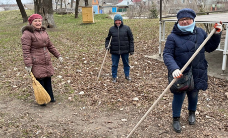 Барські освітяни прибирали місто від осінньо-зимового сміття
