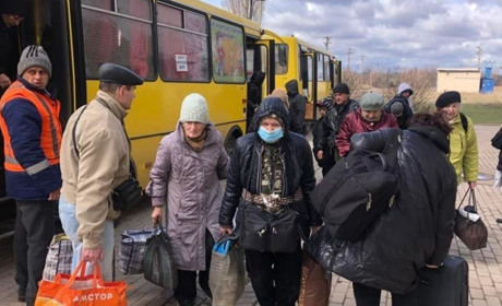 За 6 квітня із заблокованих росіянами населених пунктів евакуювали майже 5000 людей