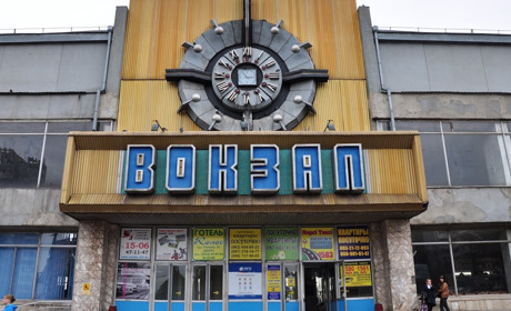 Окупанти розбомбили залізничний вокзал у Миколаєві. Евакуюватися з міста можна автобусами