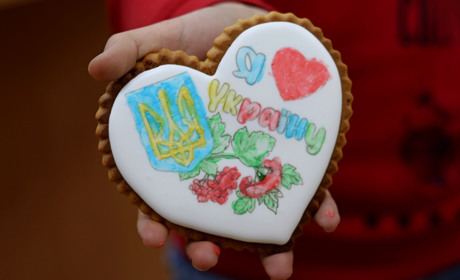 У Нікополі відбулась акція з розпису пряників «З Україною в серці»: як проходив захід