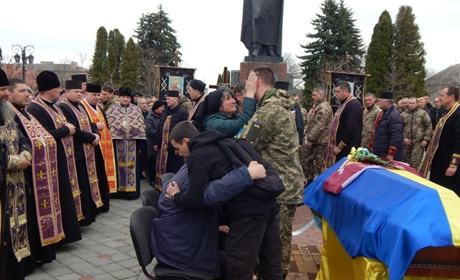 На Кременеччині попрощалися з солдатом десантно-штурмової бригади Альбертом Тарасовим