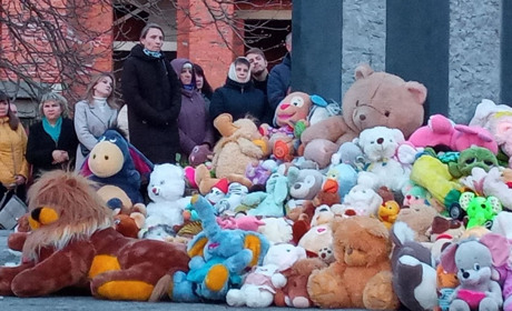 У Нетішині відспівали закатованих дітей: священники усіх конфесій та сотні містян стали до молитви