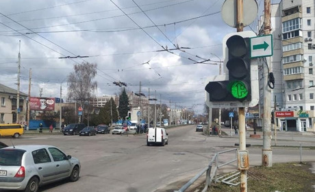 У Чернігові на перехрестях з інтенсивним рухом транспорту відновили світлофорне регулювання