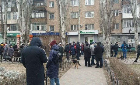 Черги на кілька тисяч людей та обмеження по сумам: які банки видають готівку в Мелітополі