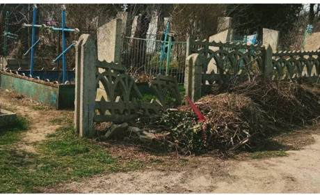 «Не знаємо, як достукатися»: у Скадовську біля старого цвинтаря знову з’явилося звалище